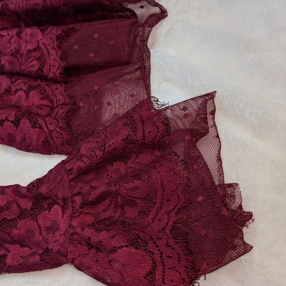 Romeo + Juliet Couture Lace Blouse - Picture 5 of 9